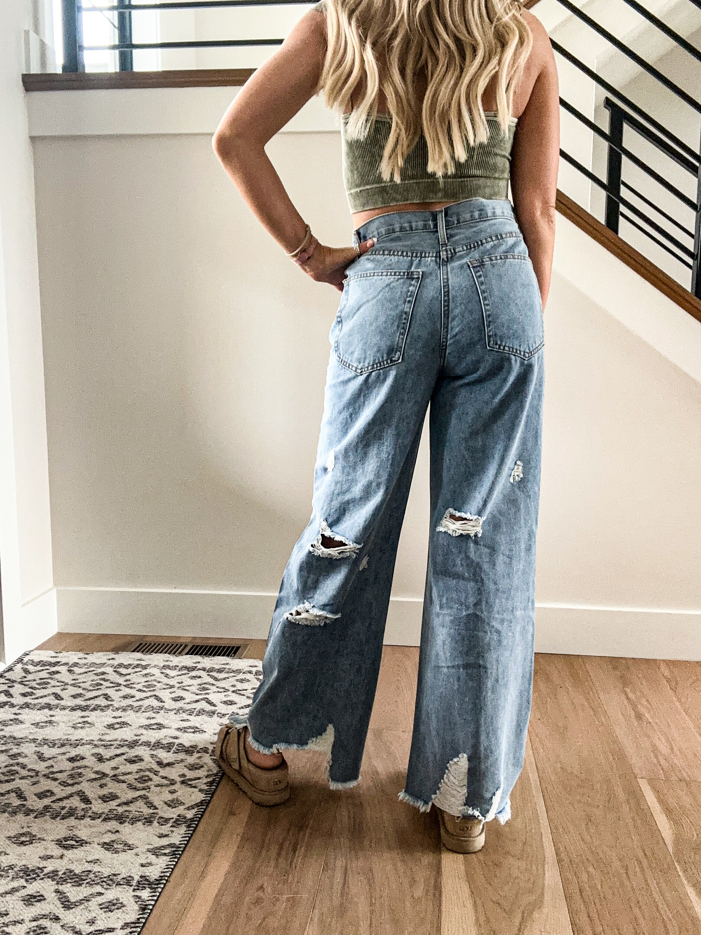 Mid-rise 90's distressed jeans